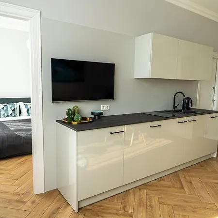Wonderful In The Heart Of Center Apartment